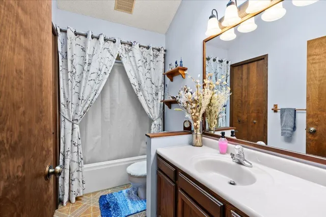 $630,000 | 2725 Cooley Lake Road, Highland, MI 48356