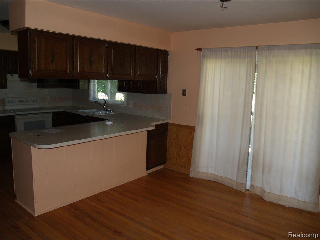 7136 Hinchey Road Pinckney, MI 48169 - Photo 8 of 16 Dining Rm.JPG