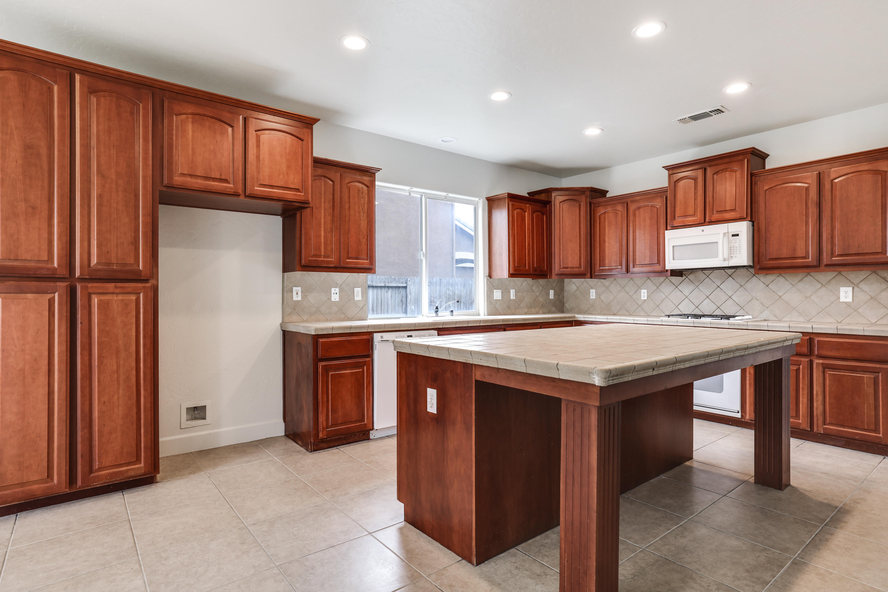 346 Martin Street Tulare, CA 93274 - Photo 2 of 33 d50a6606-d50a6608