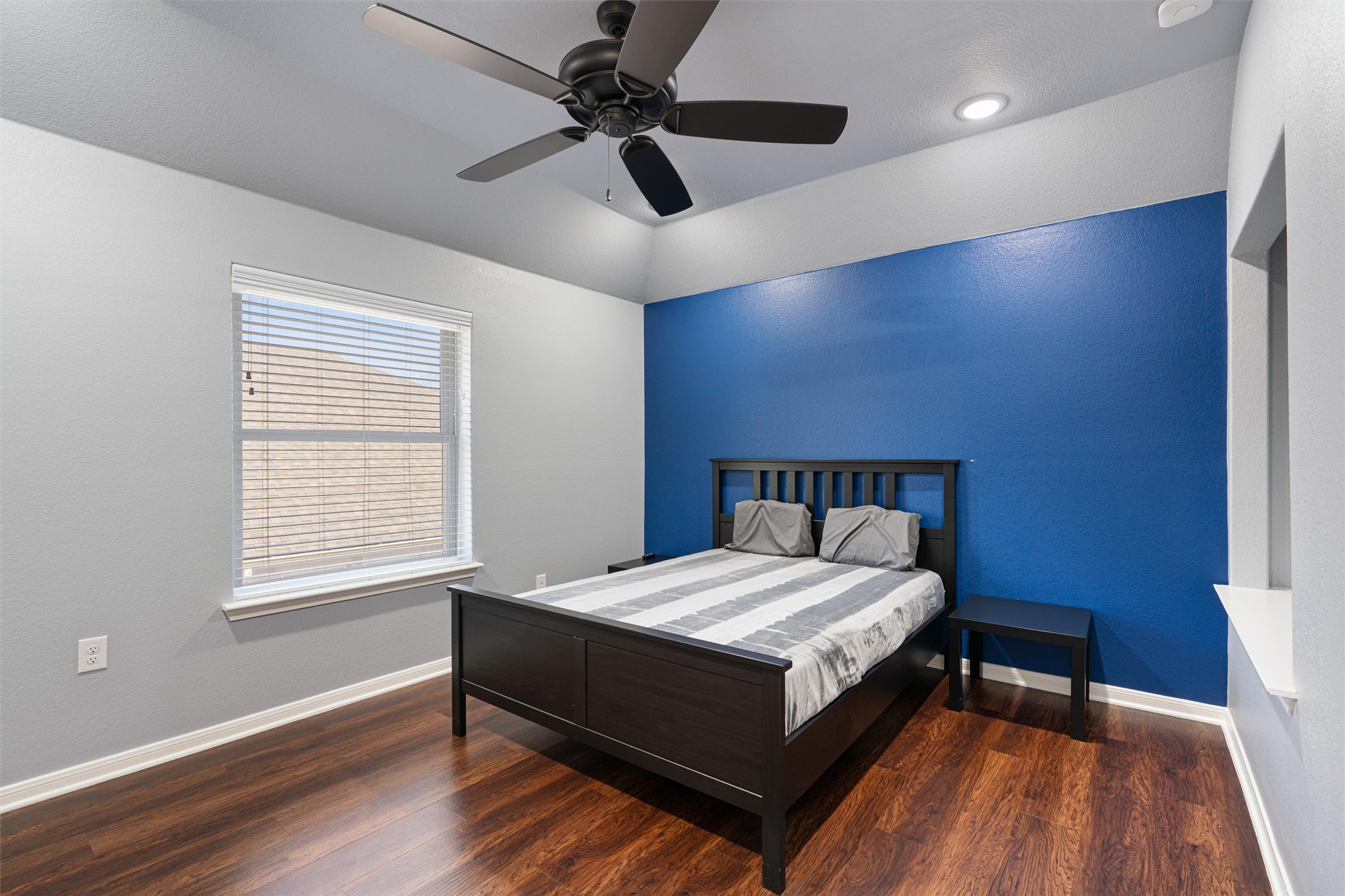 20513 Jackies Ranch Boulevard Pflugerville, TX 78660 - Photo 21 of 35 a bed sitting in a room next to a window