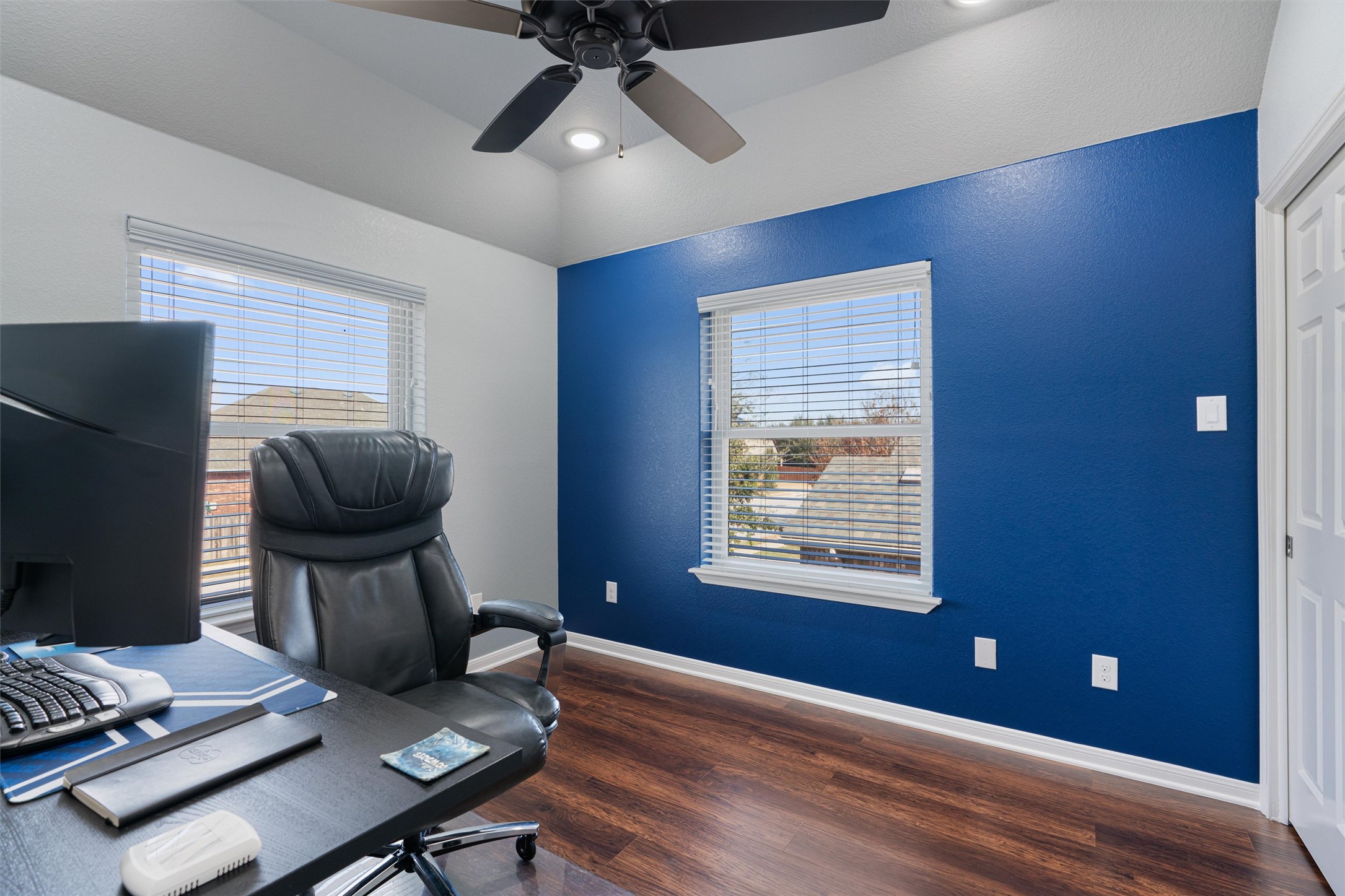20513 Jackies Ranch Boulevard Pflugerville, TX 78660 - Photo 22 of 35 a workspace with furniture and window