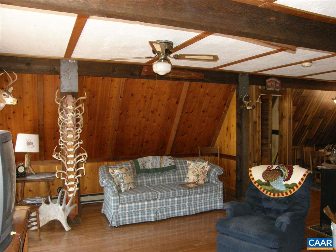 5273 Cub Creek Road Roseland, VA 22967 - Photo 4 of 31 a room with furniture and a chair