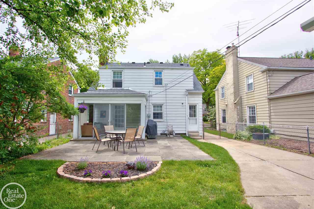 1324 Roslyn Road Grosse Pointe, MI 48236 - Photo 18 of 34 31351245-17.JPG