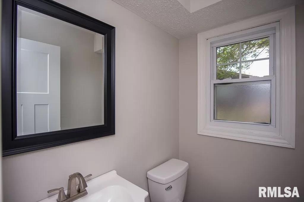 3327 Greenfield Road Bettendorf, IA 52722 - Photo 9 of 18 Gallery Image 9