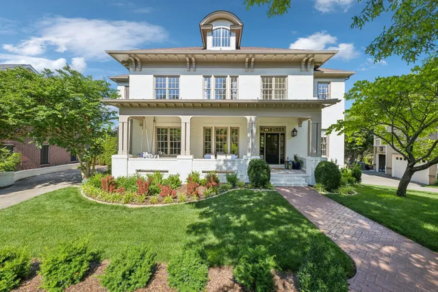 a view of a yard in front of house