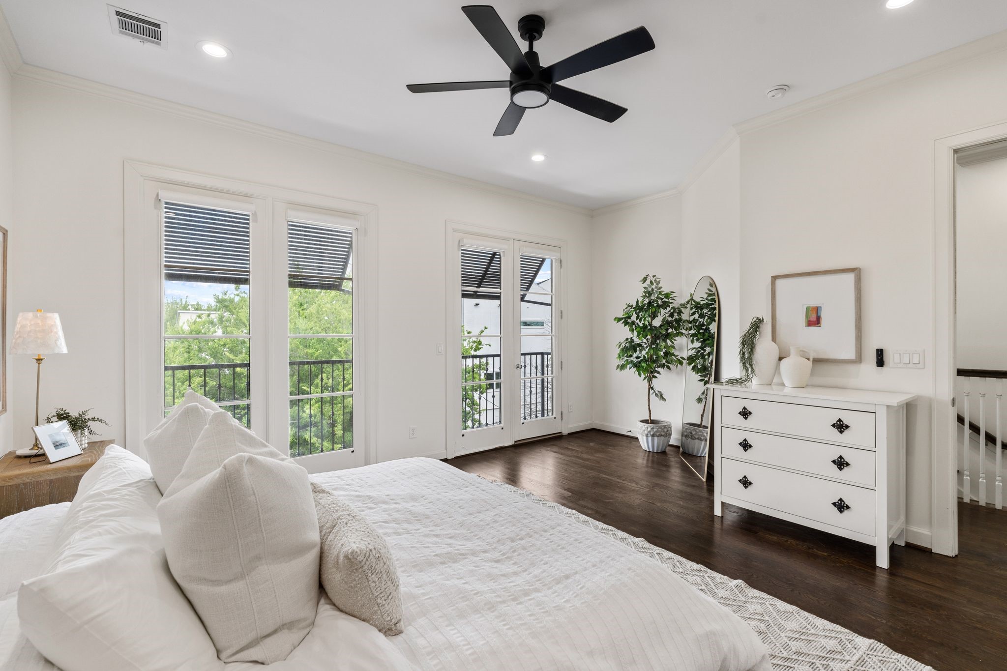 908 Thompson Street Houston, TX 77007 - Photo 20 of 45 Another angle showcases the oversized room, and beautiful double french doors that lead to the Juliet balconies.