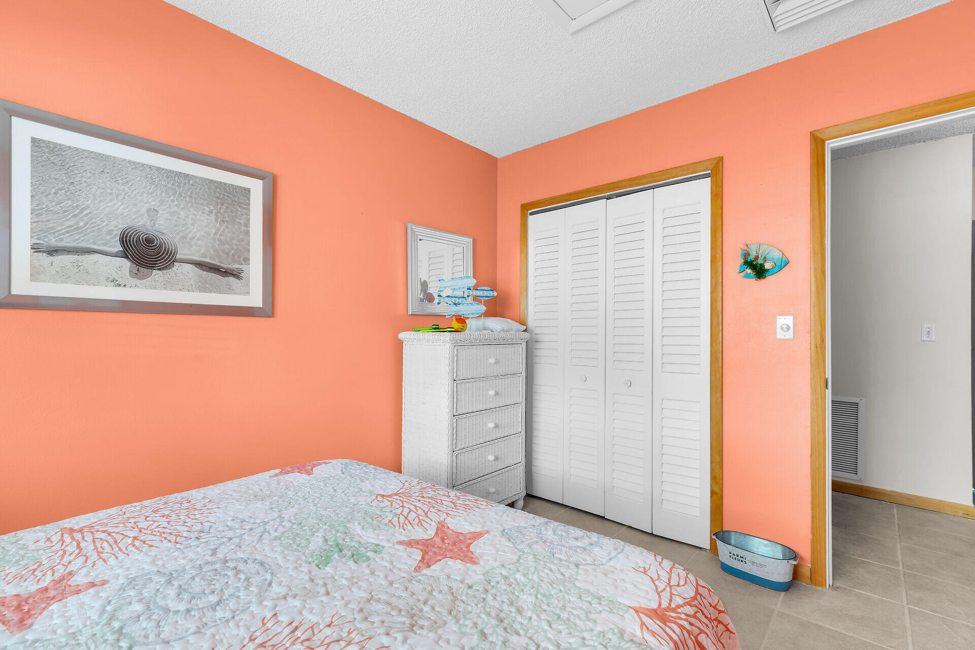 423 Sombrero Beach Road, Unit 9 Marathon, FL 33050 - Photo 21 of 42 Guest Bedroom - Closet View