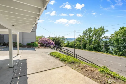 a view of a backyard