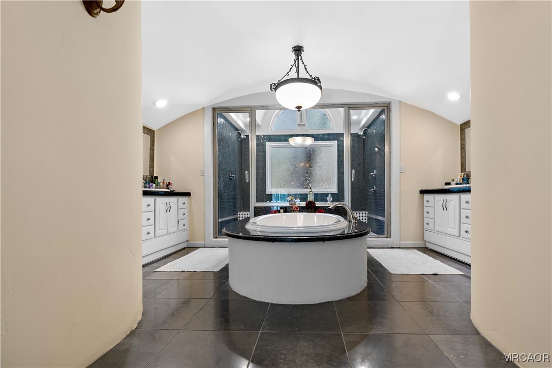 26665 Modoc Lane Lake Arrowhead, CA 92352 - Photo 30 of 38 Primary bathroom