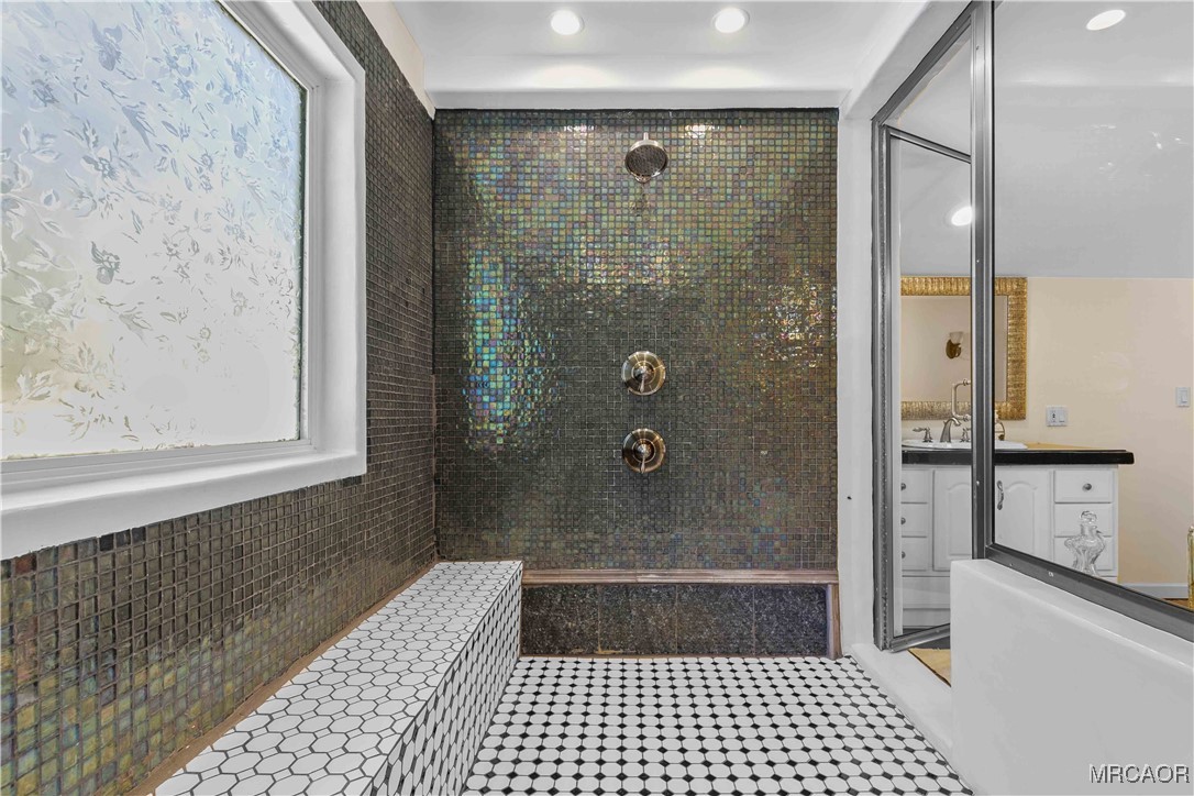 26665 Modoc Lane Lake Arrowhead, CA 92352 - Photo 33 of 38 Primary bathroom shower