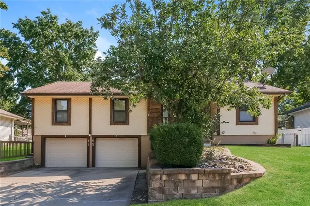 $1,990 | 1815 North Lazy Branch Road, Independence, MO 64058