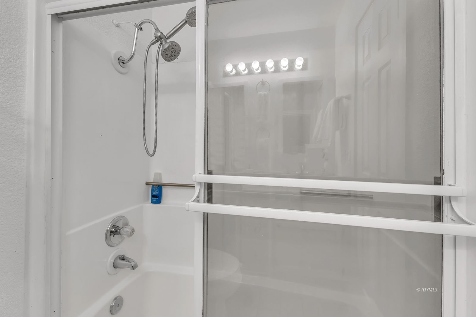 25595 Glen Road Idyllwild, CA 92549 - Photo 44 of 51 a bathroom with a shower and a bathtub
