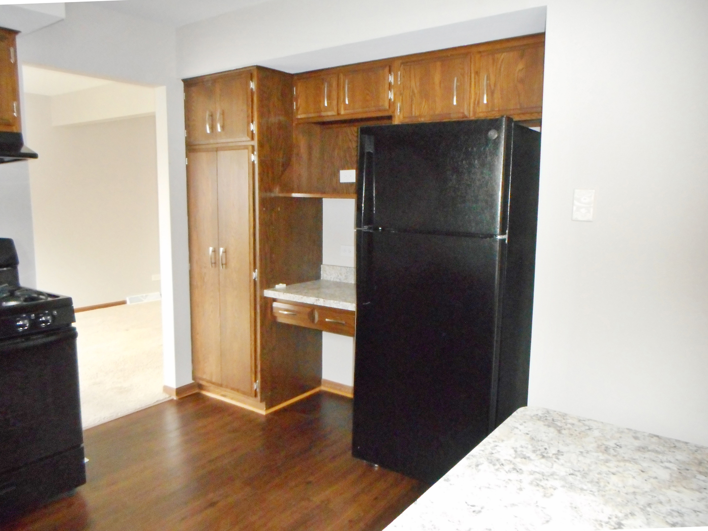 532 Shenandoah Trail Elgin, IL 60123 - Photo 8 of 20 a view of kitchen with a refrigerator and a stove