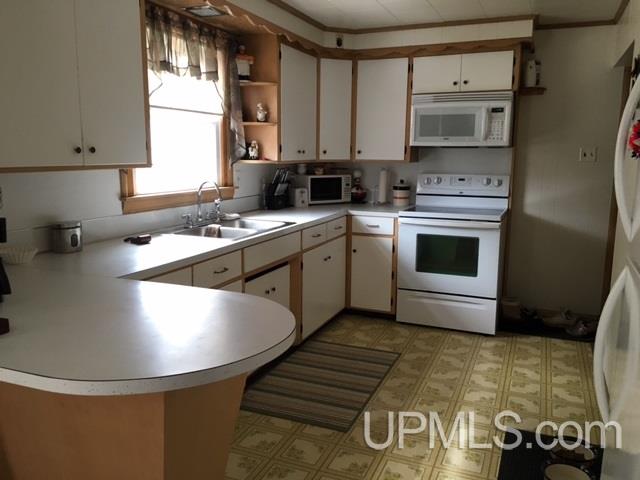 6676 O.65 Road Gladstone, MI 49837 - Photo 2 of 12