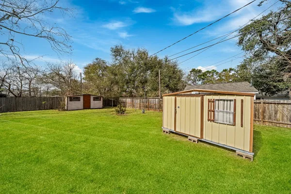 a view of a house with backyard and garden