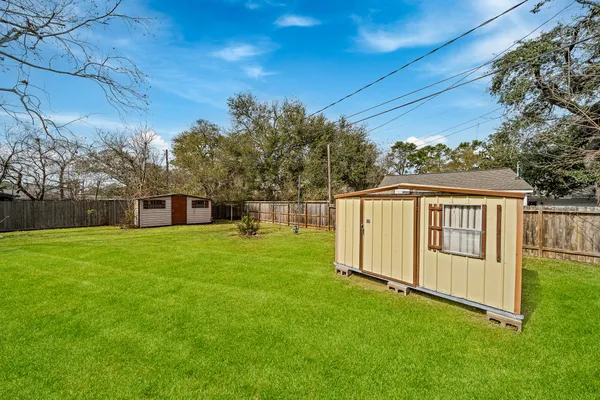 a view of a house with backyard and garden