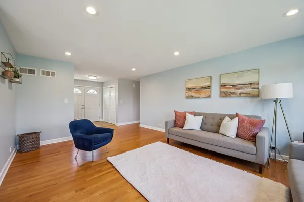 $800,000 | 1655 Marie Lane, Glenview, IL 60025