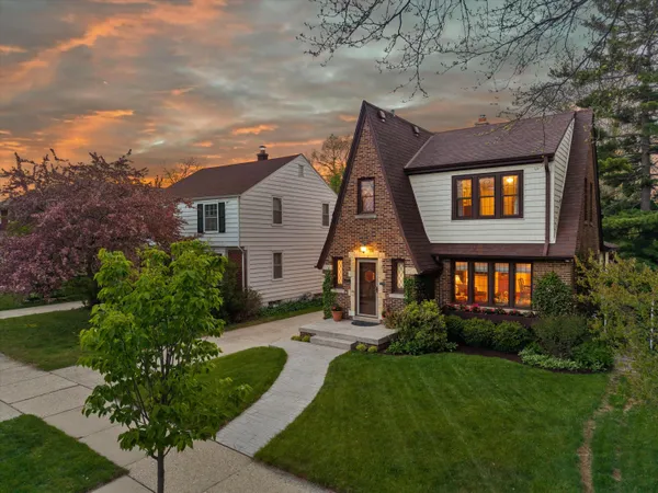 $699,900 | 4971 North Idlewild Avenue, Whitefish Bay, WI 53217