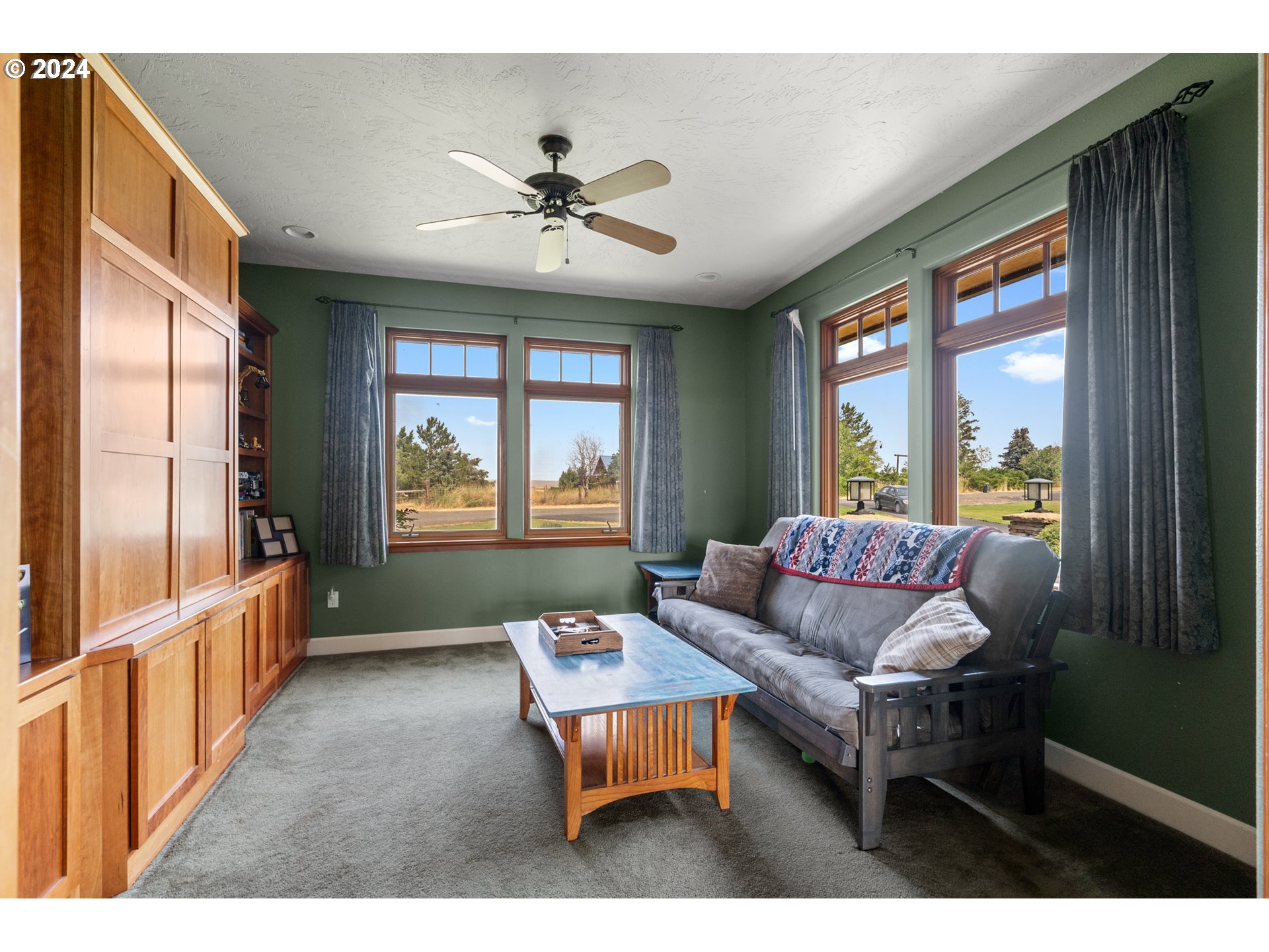 72217 Quill Point Pendleton, OR 97801 - Photo 18 of 48 a living room with furniture and a window