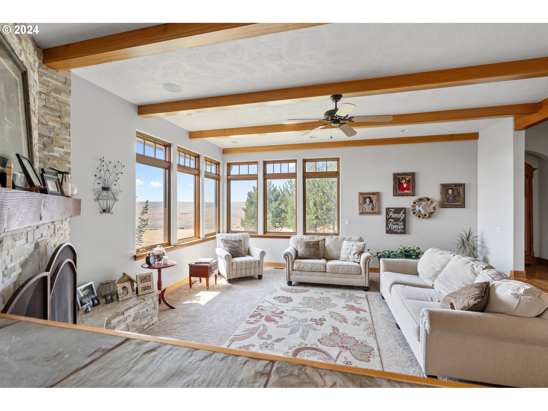 72217 Quill Point Pendleton, OR 97801 - Photo 21 of 48 a living room with furniture and a large window