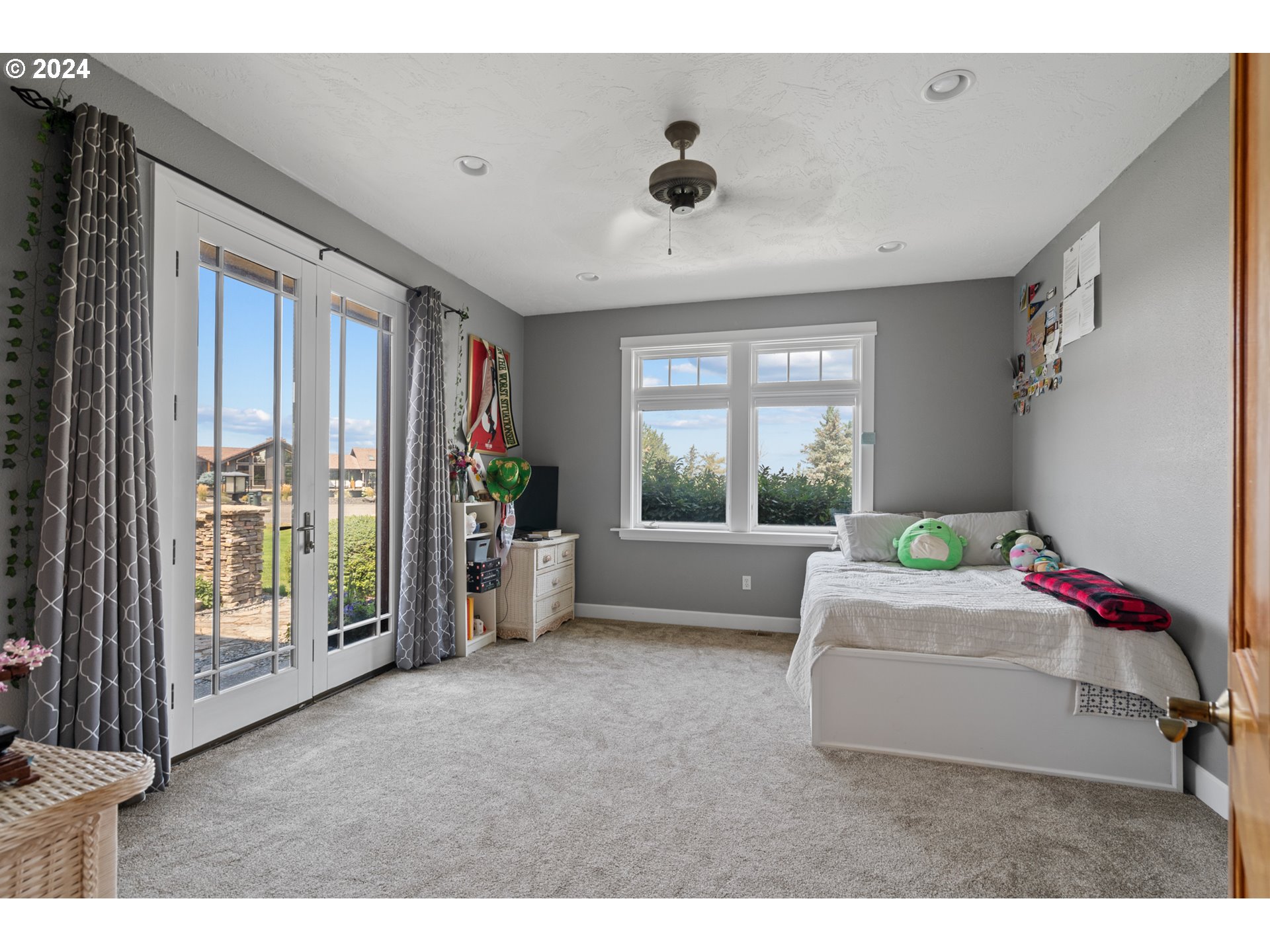 72217 Quill Point Pendleton, OR 97801 - Photo 31 of 48 a living room with furniture and a large window