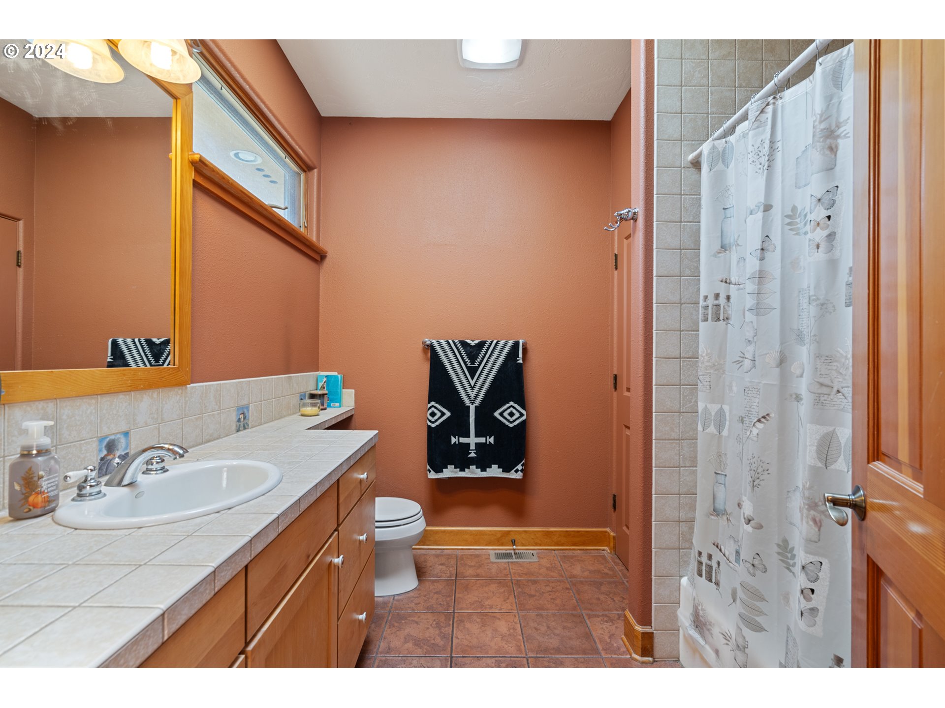 72217 Quill Point Pendleton, OR 97801 - Photo 32 of 48 a bathroom with a sink a mirror and a shower