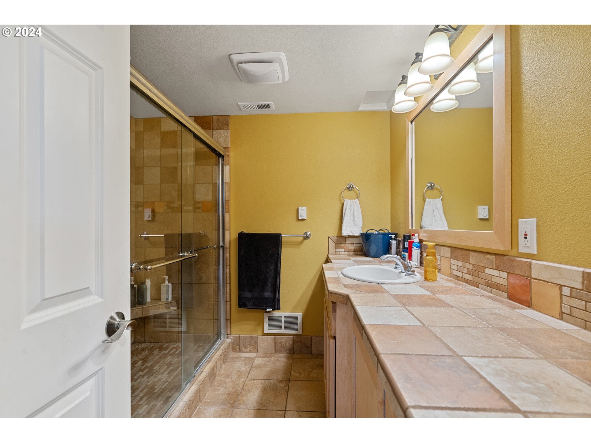 72217 Quill Point Pendleton, OR 97801 - Photo 36 of 48 a living room with a couch and a table