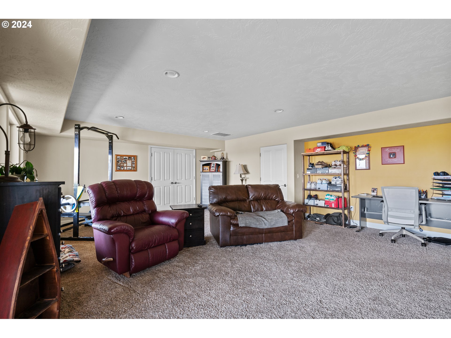 72217 Quill Point Pendleton, OR 97801 - Photo 38 of 48 a living room with furniture and a flat screen tv