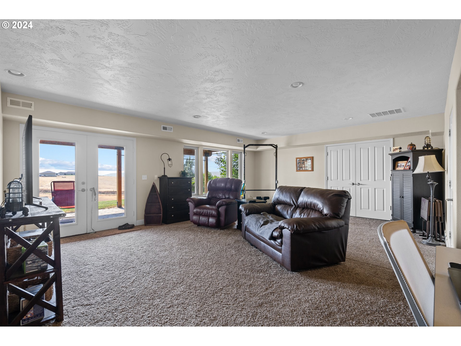 72217 Quill Point Pendleton, OR 97801 - Photo 39 of 48 a living room with furniture and a flat screen tv