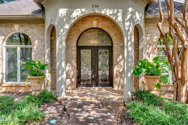 $650,000 | 550 Heatherstone Court, Ridgeland, MS 39157