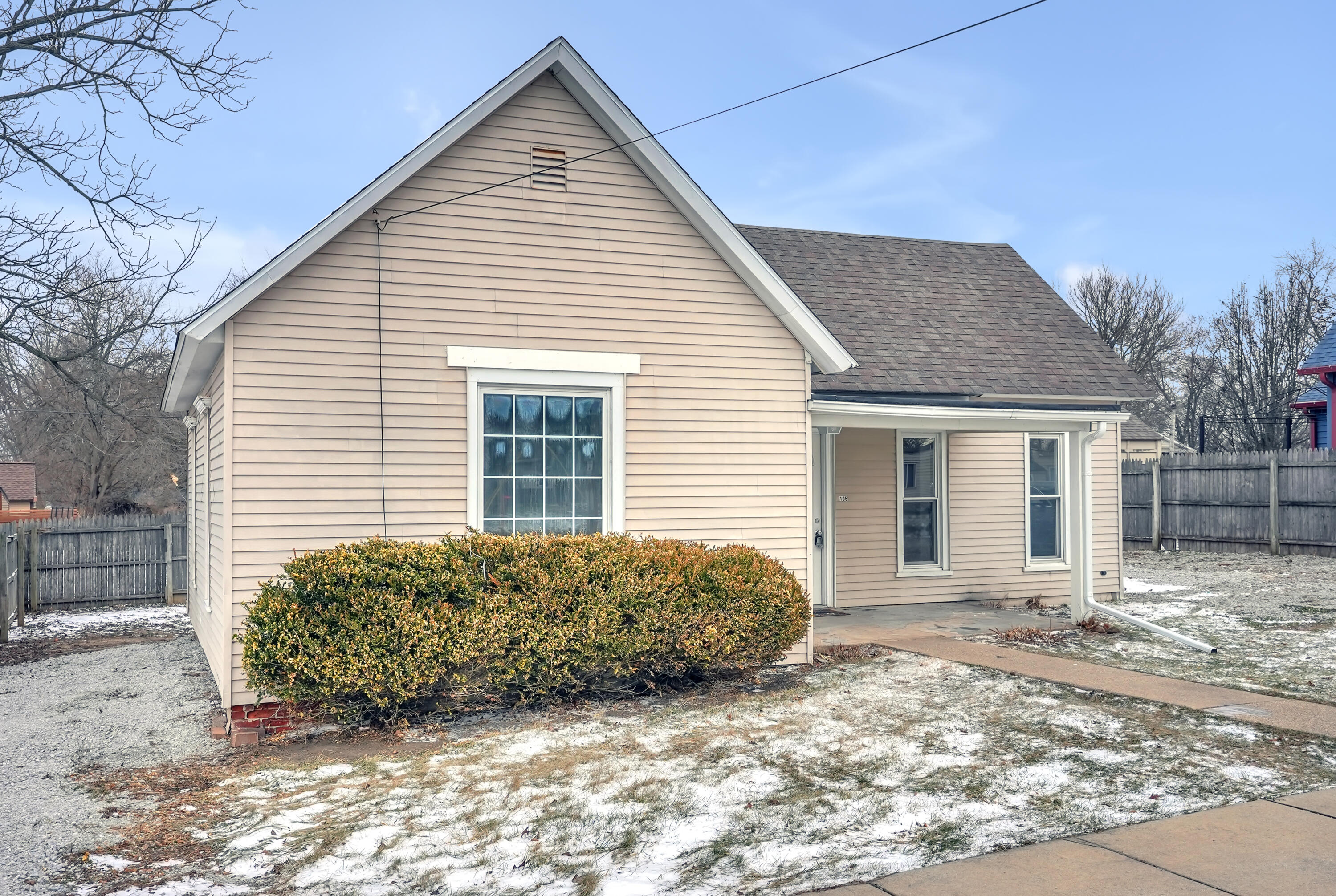105 East Bates Street Hebron, IN 46341 - Photo 2 of 20 3000x2013