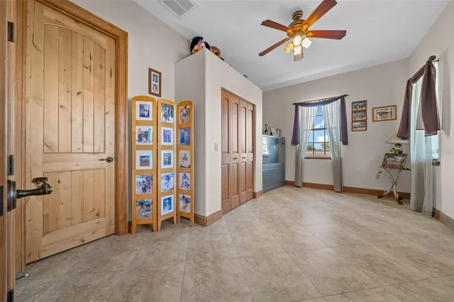 a view of a livingroom with a workspace