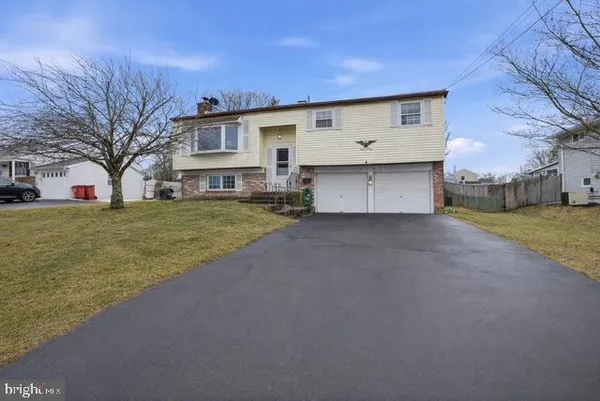 a view of a house with a yard and garage