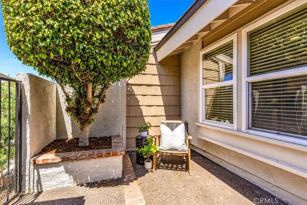86 Sandpiper, Unit 17 Irvine, CA 92604 - Photo 4 of 56 a view of a patio with table and chairs with wooden floor and fence