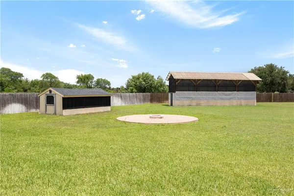 a view of a backyard