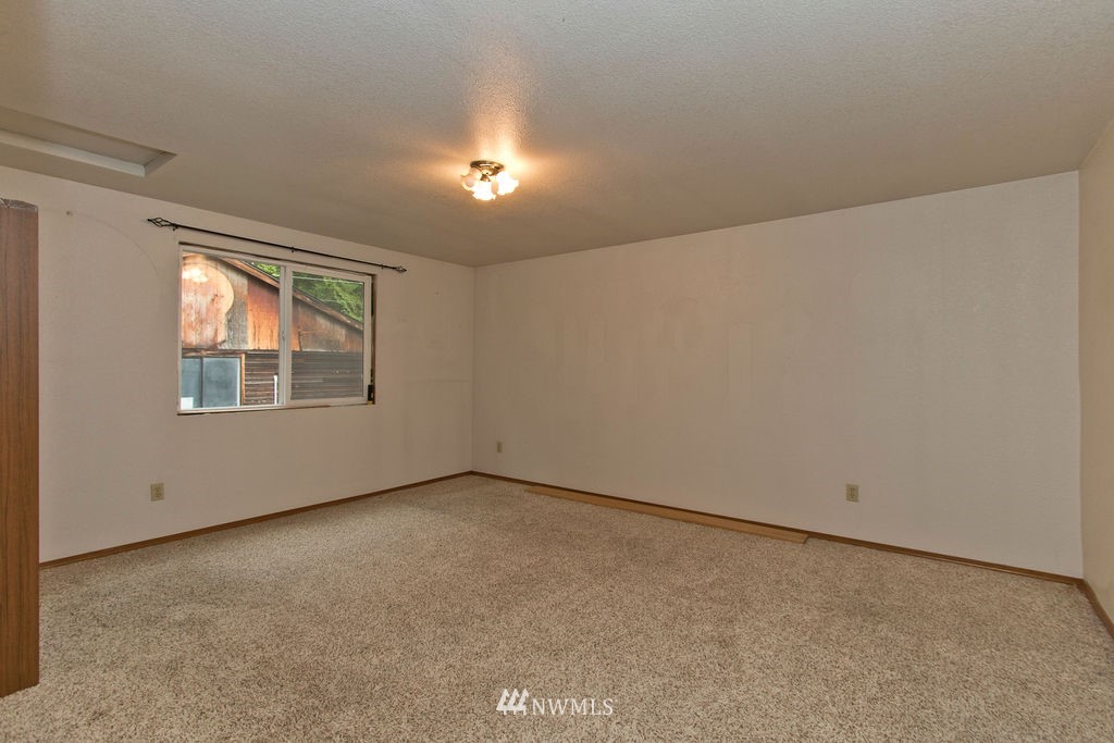 17447 Southeast Jones Road Renton, WA 98058 - Photo 16 of 34