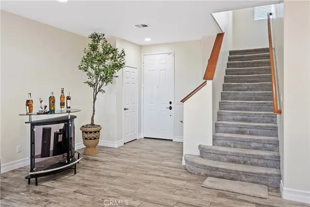 a view of entryway with a workspace