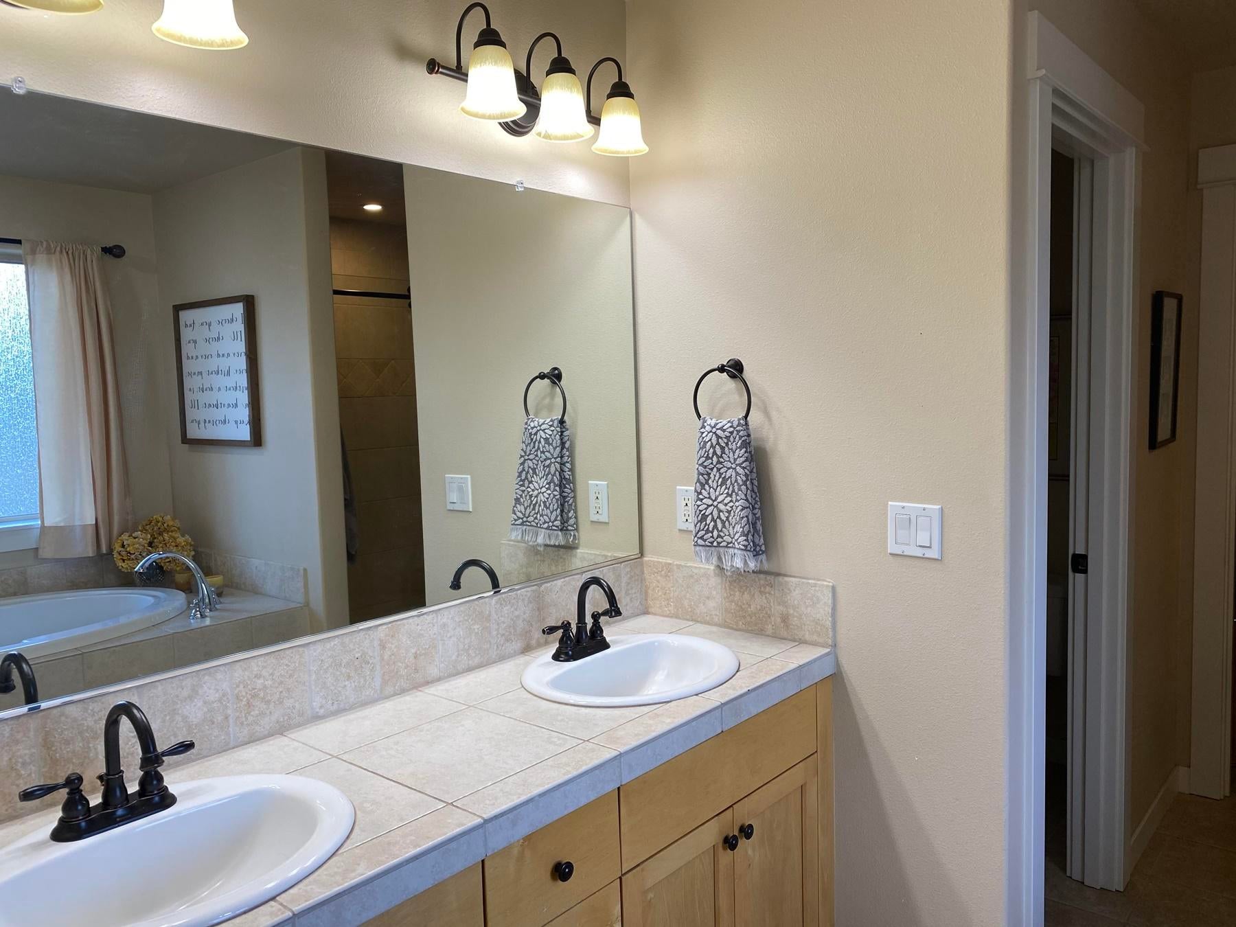 62483 Eagle Road Bend, OR 97701 - Photo 22 of 27 18-Master Bath