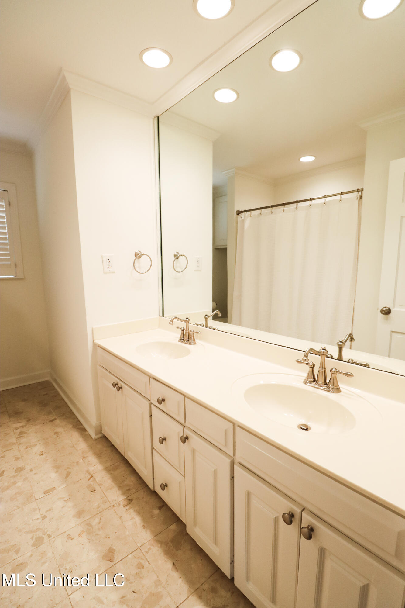2208 Meadowbrook Road Jackson, MS 39211 - Photo 4 of 28 Guest Bath One (1)