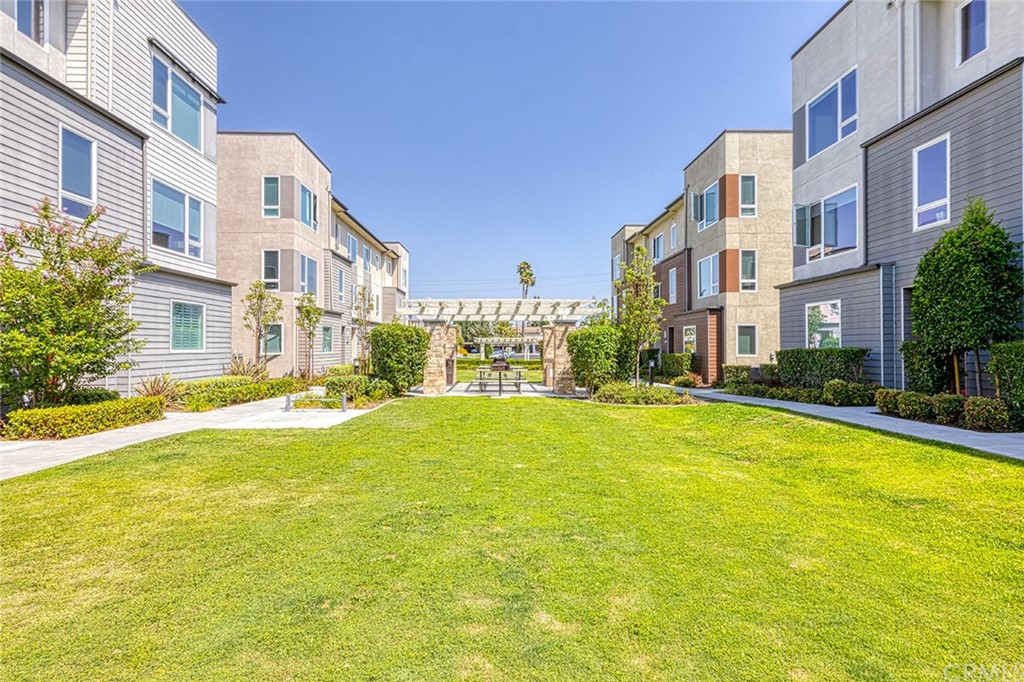 8000 Olive Lane Downey, CA 90241 - Photo 31 of 39 a view of an ocean with a swimming pool