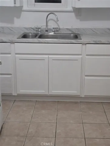 a close view of sink and tap