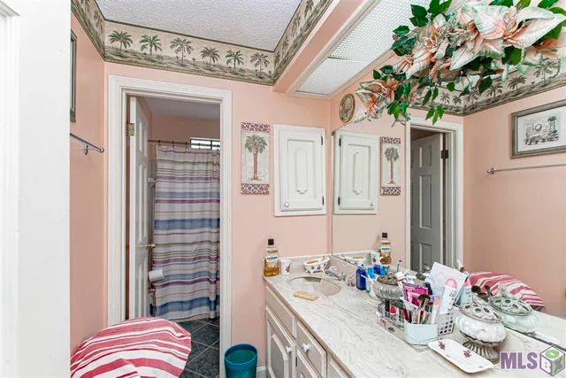 $415,000 | 12111 Lake Sherwood Avenue North, Baton Rouge, LA 70816