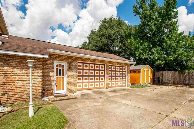 $415,000 | 12111 Lake Sherwood Avenue North, Baton Rouge, LA 70816