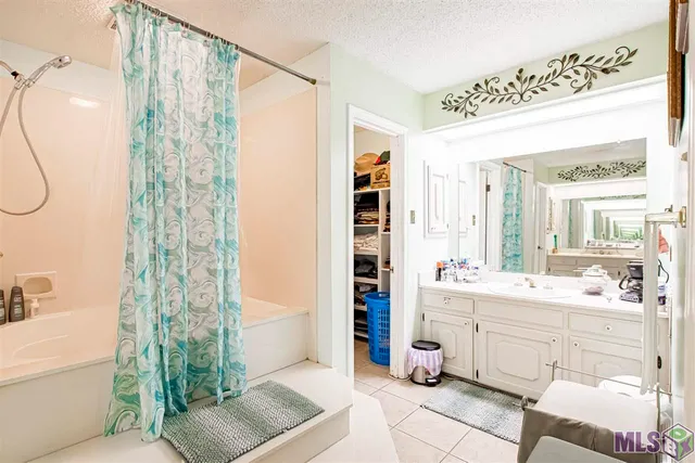 $415,000 | 12111 Lake Sherwood Avenue North, Baton Rouge, LA 70816