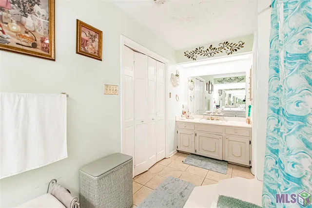 $415,000 | 12111 Lake Sherwood Avenue North, Baton Rouge, LA 70816