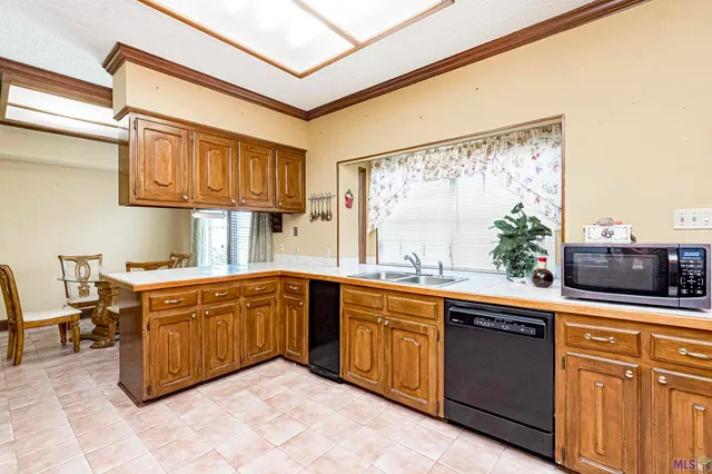 $415,000 | 12111 Lake Sherwood Avenue North, Baton Rouge, LA 70816