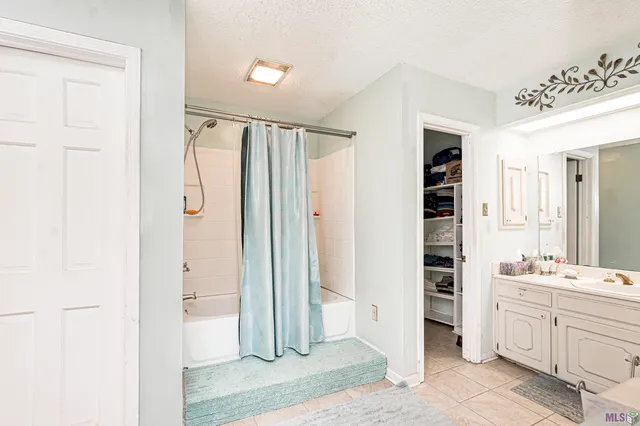 $415,000 | 12111 Lake Sherwood Avenue North, Baton Rouge, LA 70816