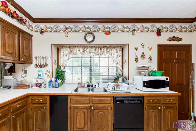 $415,000 | 12111 Lake Sherwood Avenue North, Baton Rouge, LA 70816