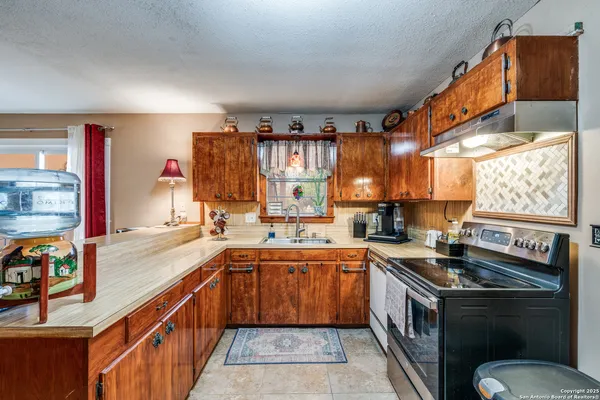 $628,000 | 300 County Road 324, Adkins, TX 78101