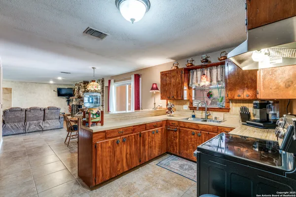 $628,000 | 300 County Road 324, Adkins, TX 78101